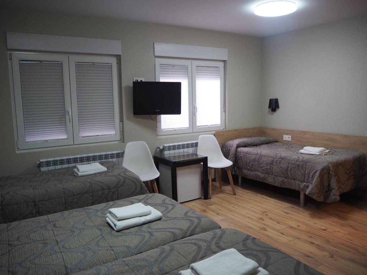 潘普洛纳 阿瑟拉旅馆酒店 外观 照片 A room at the Albergue de Peregrinos de Compostela