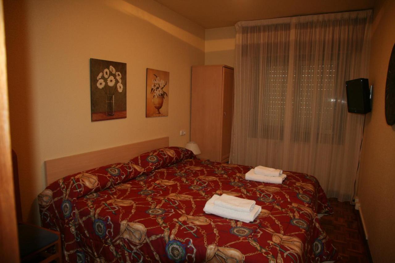 潘普洛纳 阿瑟拉旅馆酒店 客房 照片 A typical room at the hotel